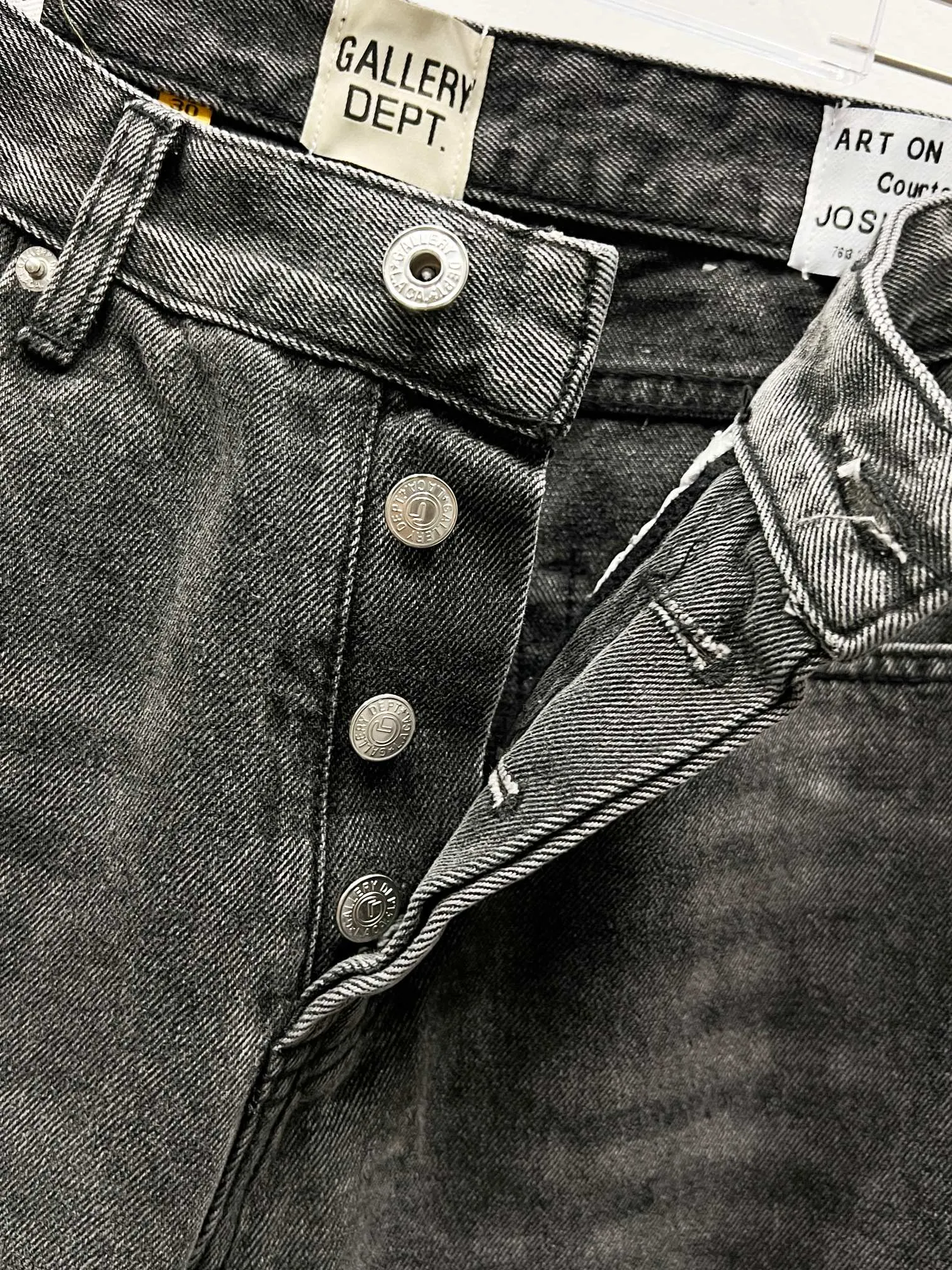 P250 Style No.: (c061) GALLERY DEPT & Chrome Hearts Co-branded spliced cross loose washed flared jeans to truly restore the ultimate vintage texture. The original hardware accessories, washed and other elevators, QR code analysis are all purchased from the original factory, with a high degree of restoration. You are welcome to compare with a certain product ~ Three-dimensional version Loose and comfortable, not picky about the body shape, taller and slimmer, factory Seiko, original factory quality control, same style for men and women, can be matched with couples, versatile recommendation Jeans that are a must-have for all seasons. Trendy people have been disappointed. From the quality selection of fabrics, the tailoring of details, and the matching of patterns, they are all impeccable! The upper body is so handsome when worn...it can be easily worn by men, women and children! The craftsmanship uses heavy-duty washed pure cotton denim fabric. After washing, it is soft and thick. It is very stylish when worn on the body. Size: 28, 30, 32, 34, 36 (S-XXL) Color: Stitching